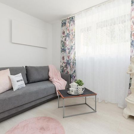 Affordable Underground Studio Near Pge Narodowy By Noclegi Renters Варшава Экстерьер фото
